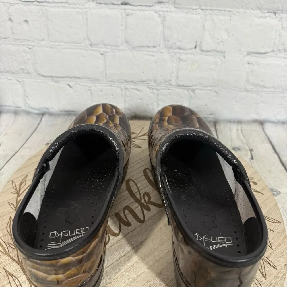 Dansko Sophie Clogs Women Size 36 Brown Mosaic Patent Leather Y2K Slip On Shoes